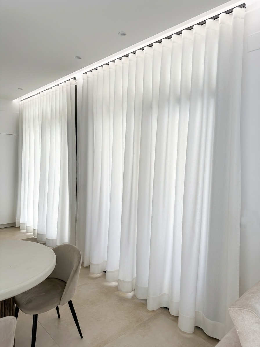 Interior con cortinas